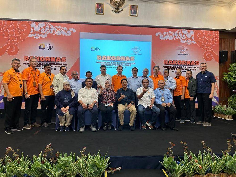 Foto bersama peserta  Rakornas Pengelolaan dan Penjualan Meterai Tempel Tahun 2023 di Kuta, Bali, pada 1-3 Maret 2023. (Dok. PT Pos Indonesia)