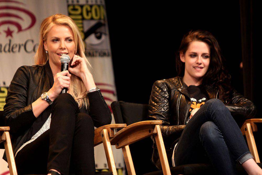 Kristen Stewart (kanan) dan Charlize Theron (kiri) saat berbicara di Wondercon 2012 di Anaheim, California pada 17 Maret 2012. (commons.wikimedia.org/Gage Skidmore)