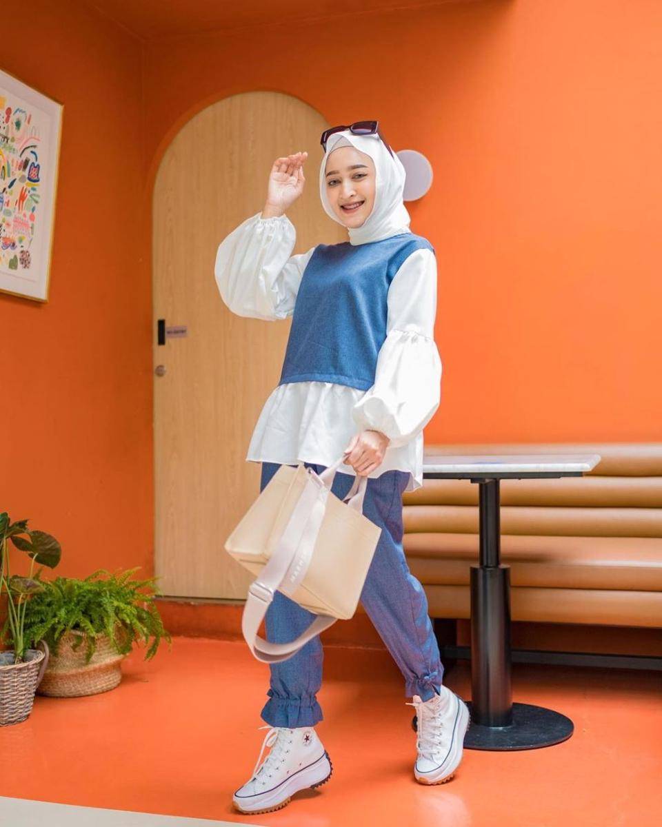 OOTD hijab nuansa biru ala Seviqe Febinita (instagram.com/seviqfebinita)