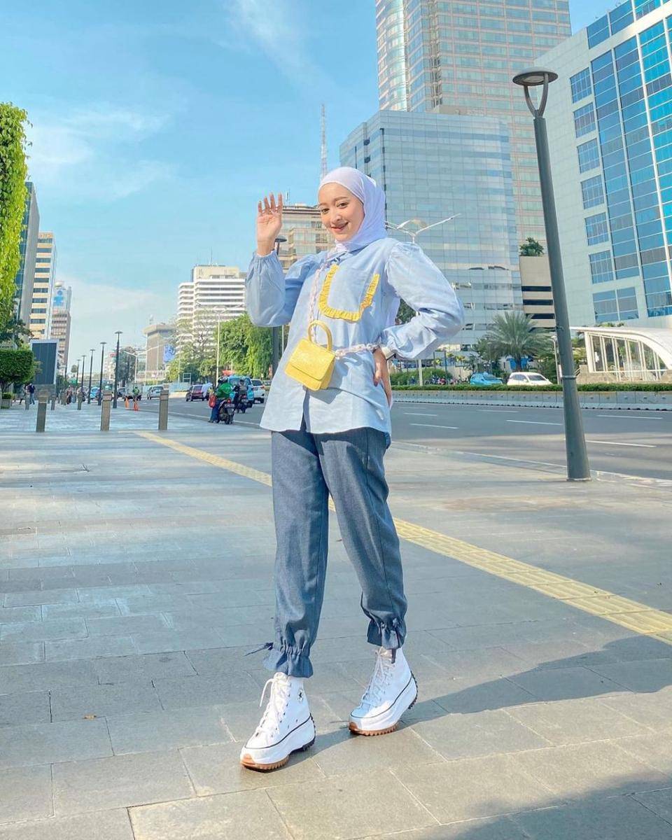 OOTD hijab nuansa biru ala Seviqe Febinita (instagram.com/seviqfebinita)