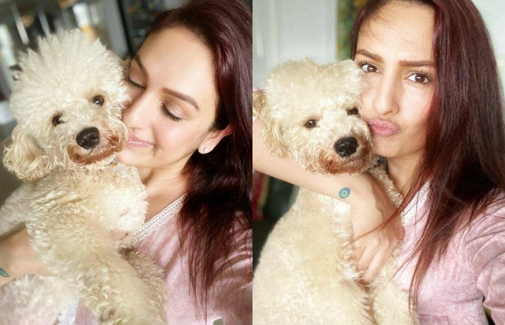 9 Potret Akriti Kakar dan Anjing Peliharaannya yang Bernama Audio