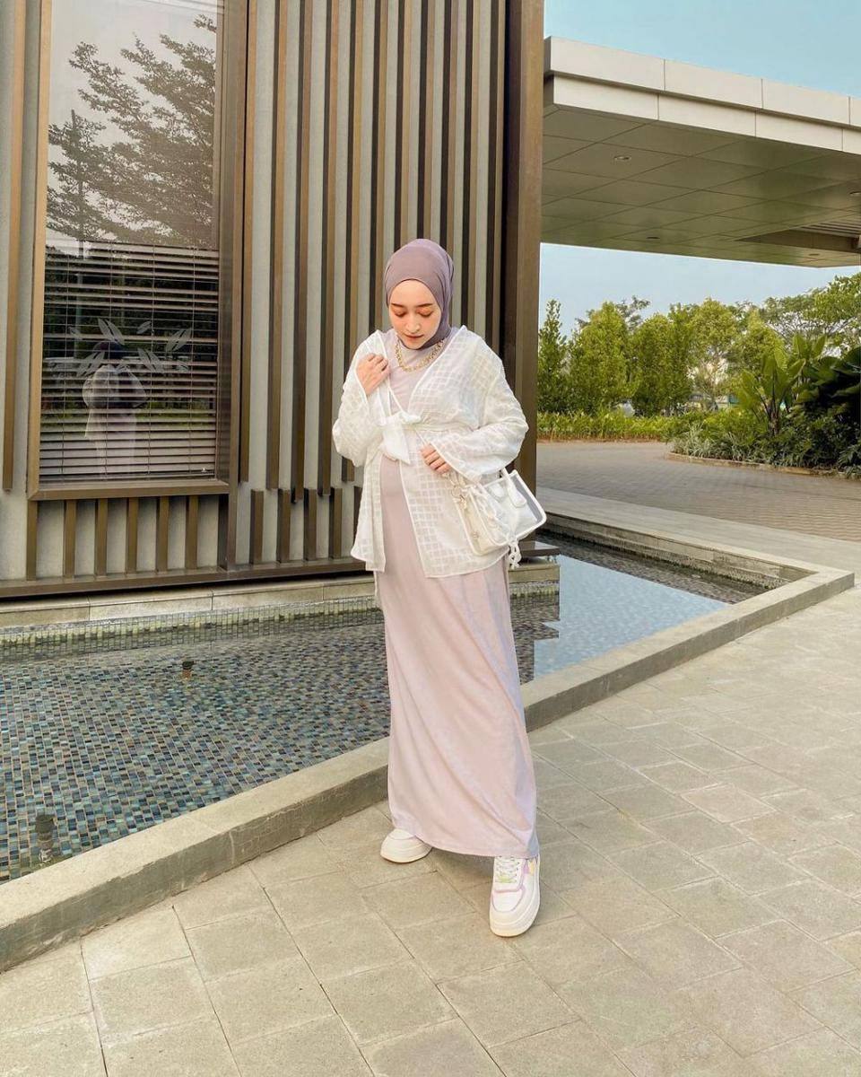 inspirasi OOTD hijab dengan atasan putih ala Seviqe Febinita (instagram.com/seviqfebinita)