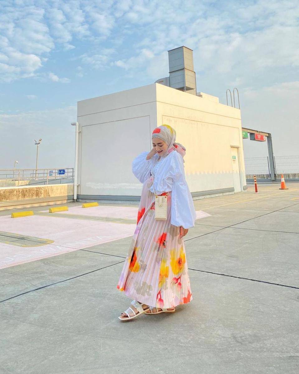 inspirasi OOTD hijab dengan atasan putih ala Seviqe Febinita (instagram.com/seviqfebinita)
