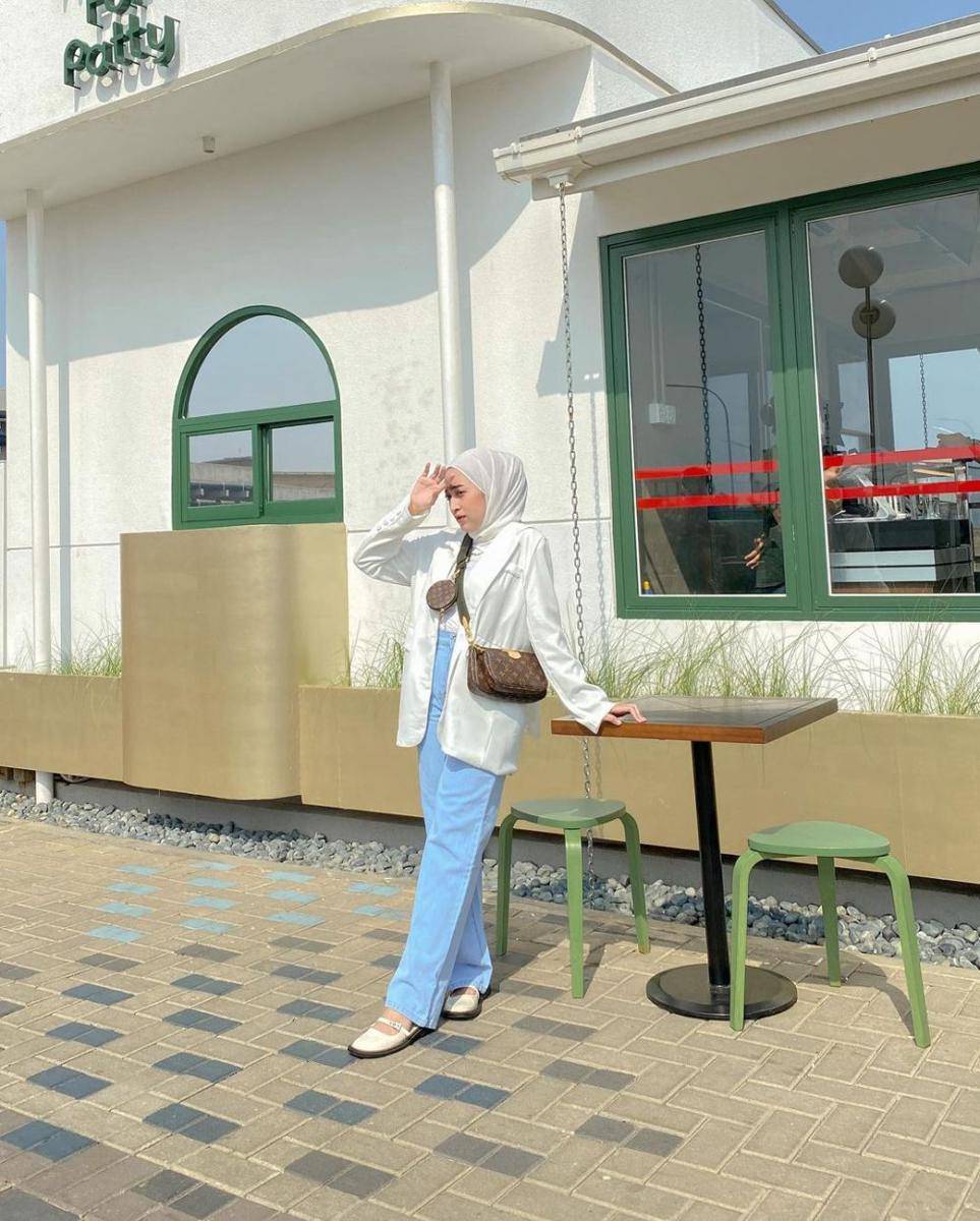 inspirasi OOTD hijab dengan atasan putih ala Seviqe Febinita (instagram.com/seviqfebinita)