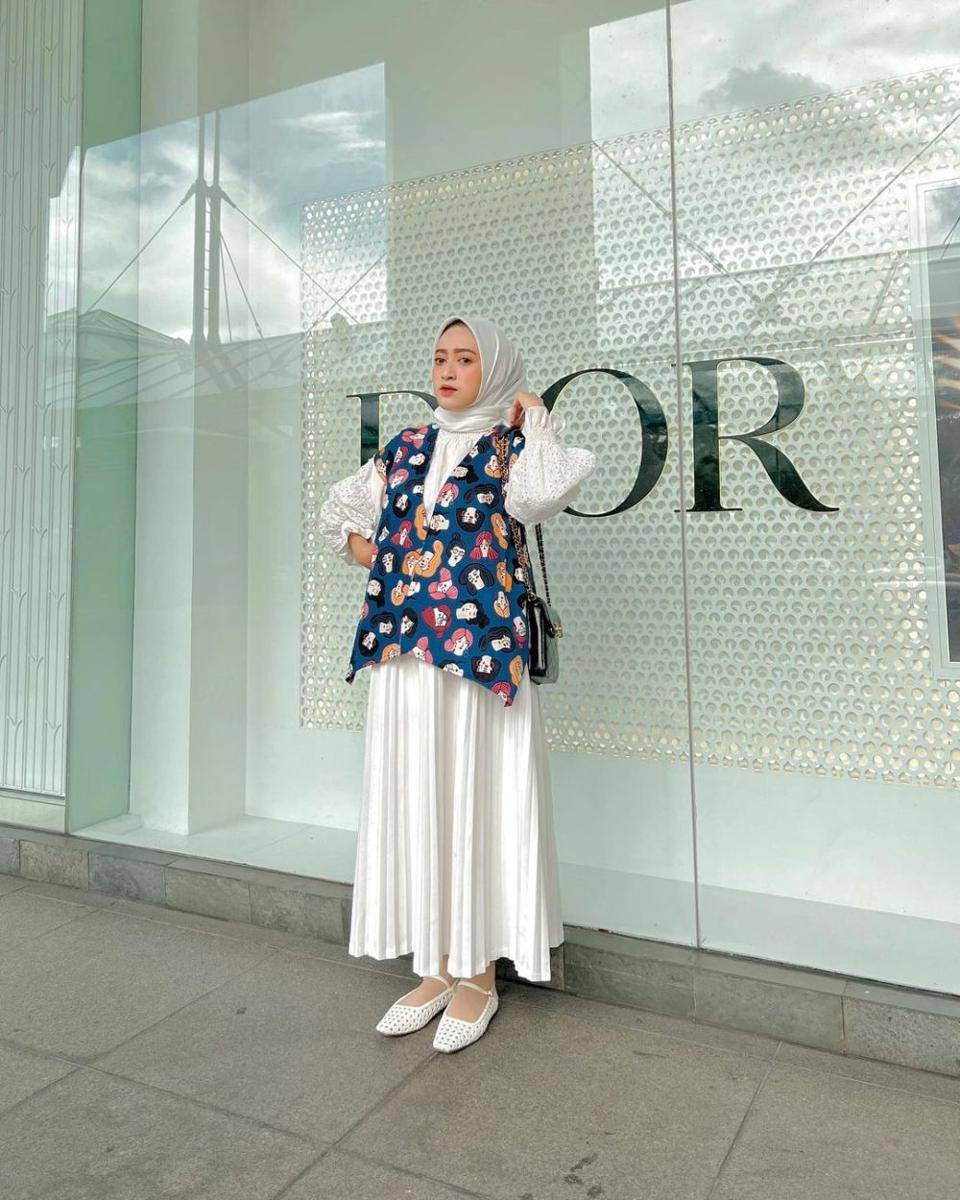 inspirasi OOTD hijab dengan atasan putih ala Seviqe Febinita (instagram.com/seviqfebinita)
