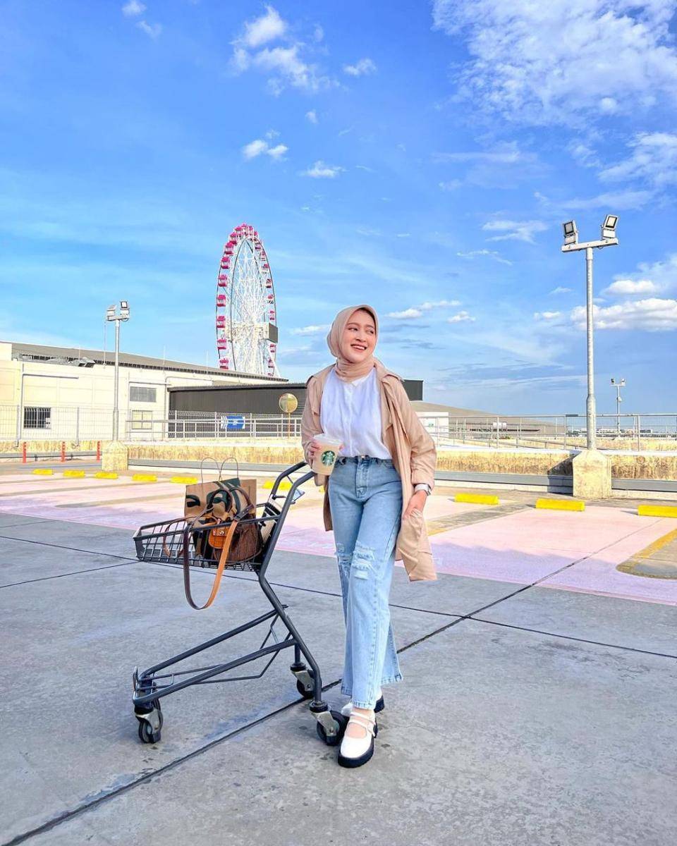 inspirasi OOTD hijab dengan atasan putih ala Seviqe Febinita (instagram.com/seviqfebinita)