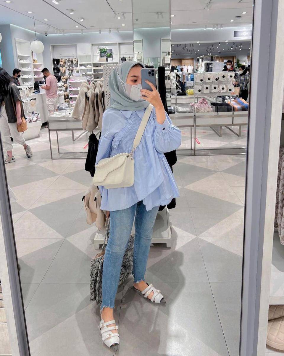 OOTD hijab nuansa biru ala Seviqe Febinita (instagram.com/seviqfebinita)
