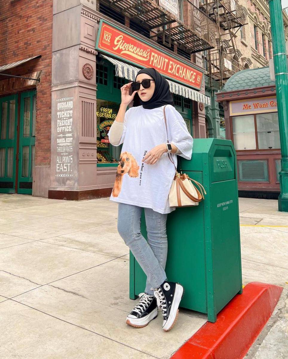 inspirasi OOTD hijab dengan atasan putih ala Seviqe Febinita (instagram.com/seviqfebinita)