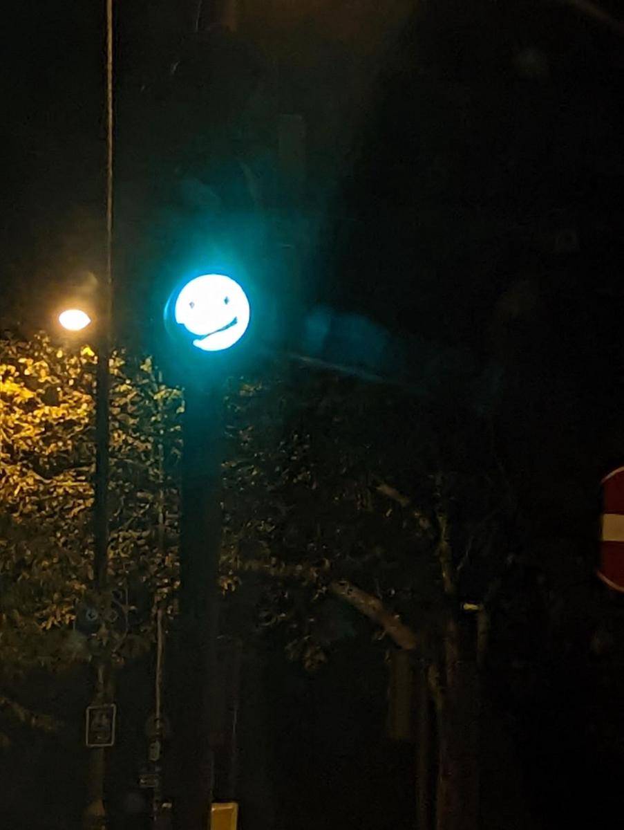 potret lampu merah dengan bentuk paling unik (reddit.com/user/0_0o)