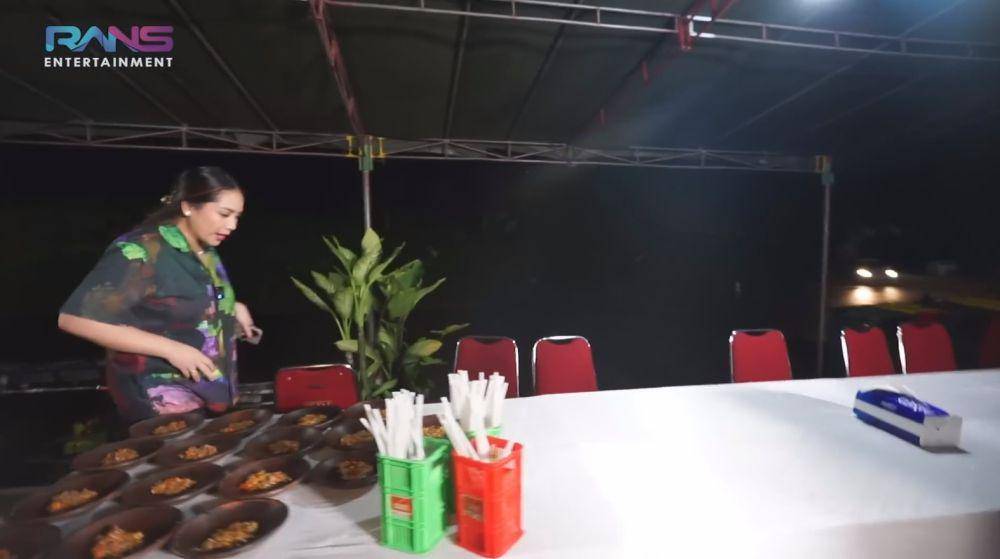 Nagita datangkan warung kaki lima (YouTube.com/Rans Entertainment)