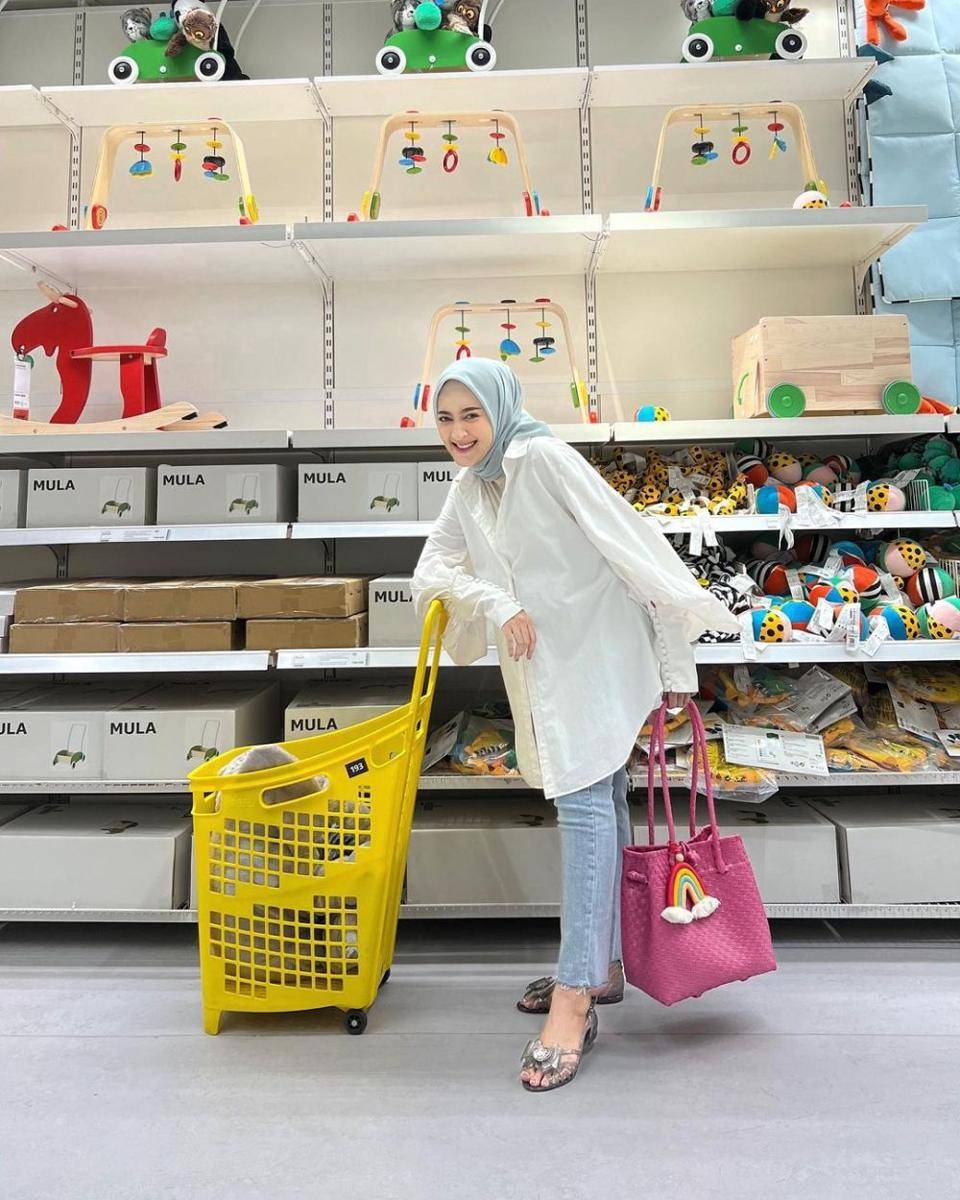 inspirasi OOTD hijab dengan atasan putih ala Seviqe Febinita (instagram.com/seviqfebinita)