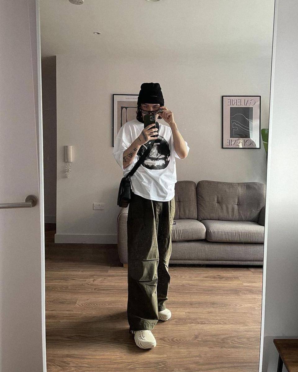 ilustrasi padu padan celana baggy dan kaus oversized (instagram.com/imjamesallen)