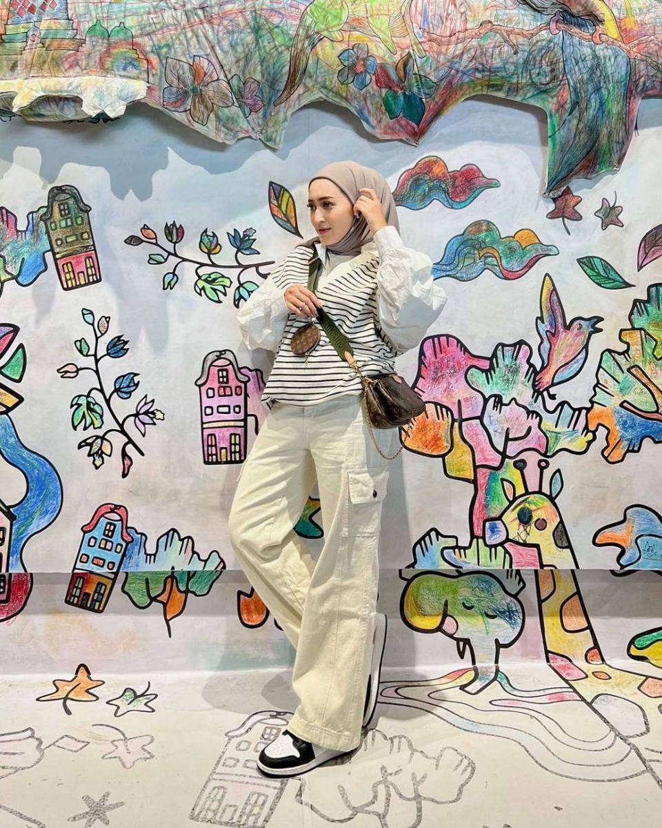 inspirasi OOTD hijab dengan atasan putih ala Seviqe Febinita (instagram.com/seviqfebinita)