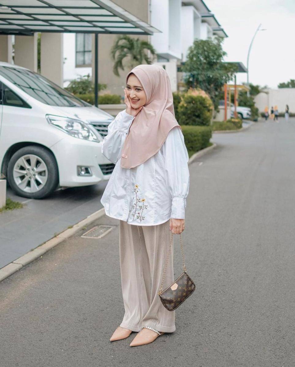 inspirasi OOTD hijab dengan atasan putih ala Seviqe Febinita (instagram.com/seviqfebinita)