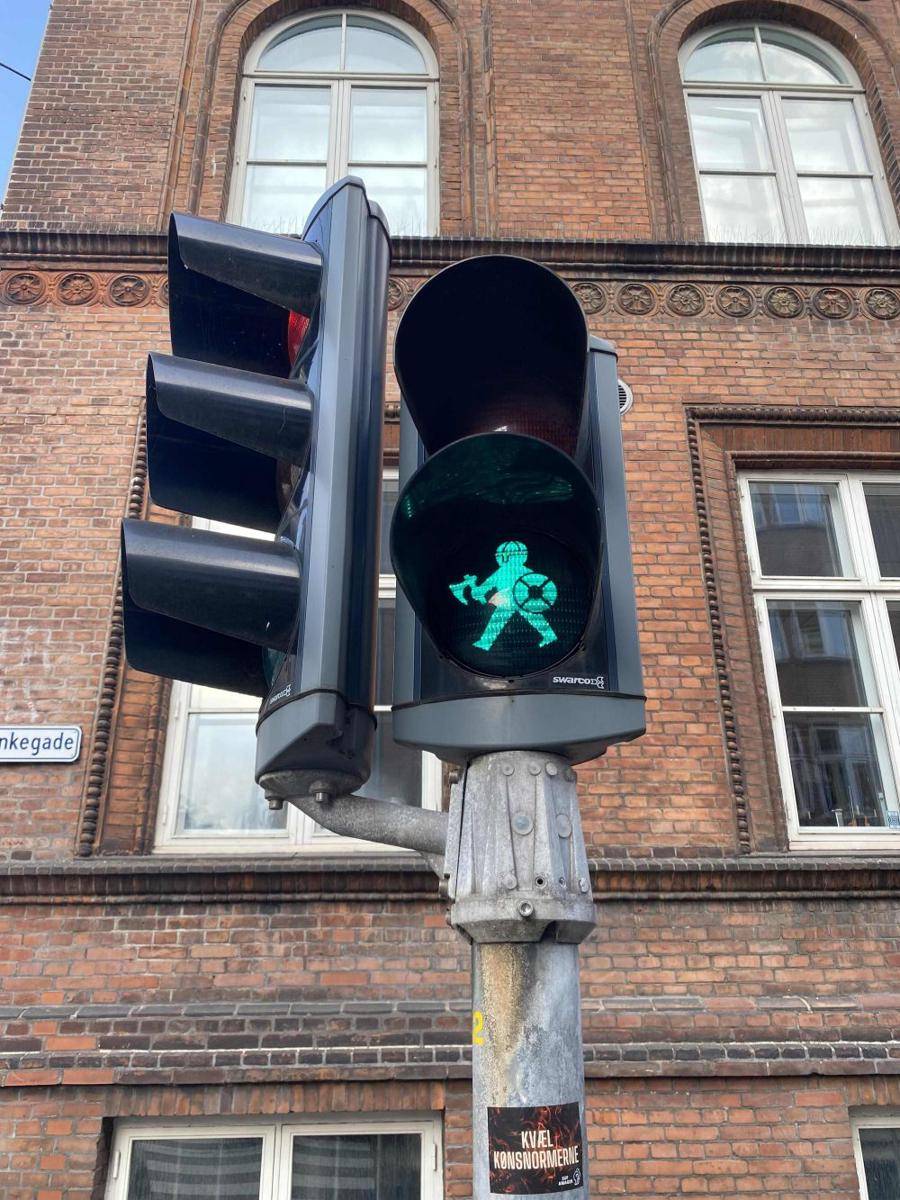 potret lampu merah dengan bentuk paling unik (reddit.com/user/pjocke)