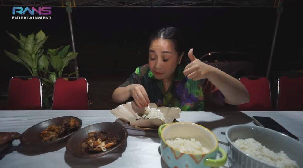 Nagita datangkan warung kaki lima (YouTube.com/Rans Entertainment)
