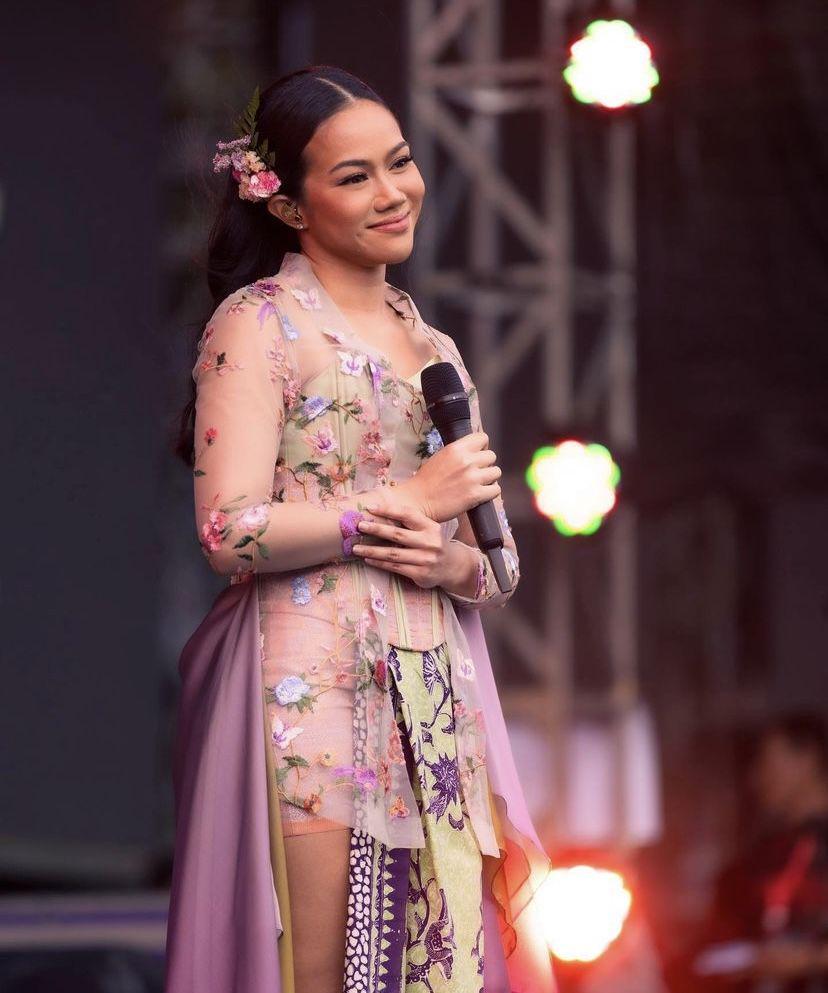 potret Yura Yunita saat tampil Manggung di Bandung (instagram.com/yurayunita)