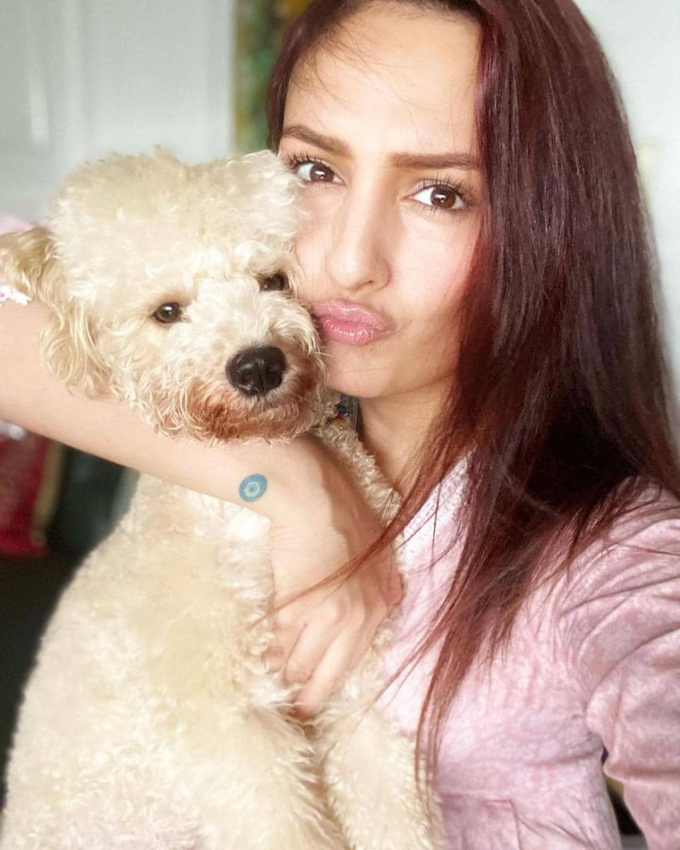Akriti Kakar dan anjingnya (instagram.com/akritikakar)