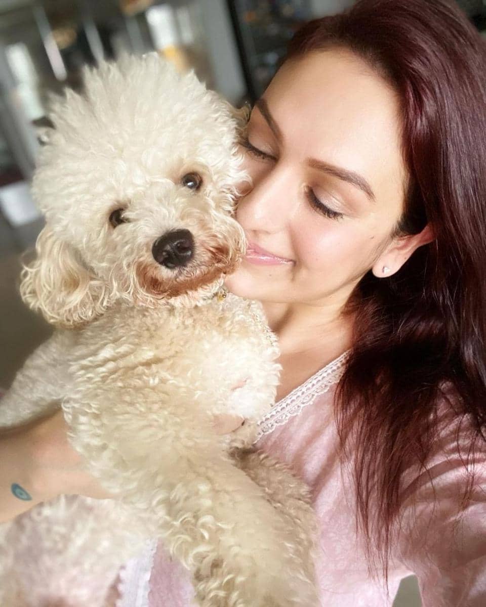 Akriti Kakar dan anjingnya (instagram.com/akritikakar)