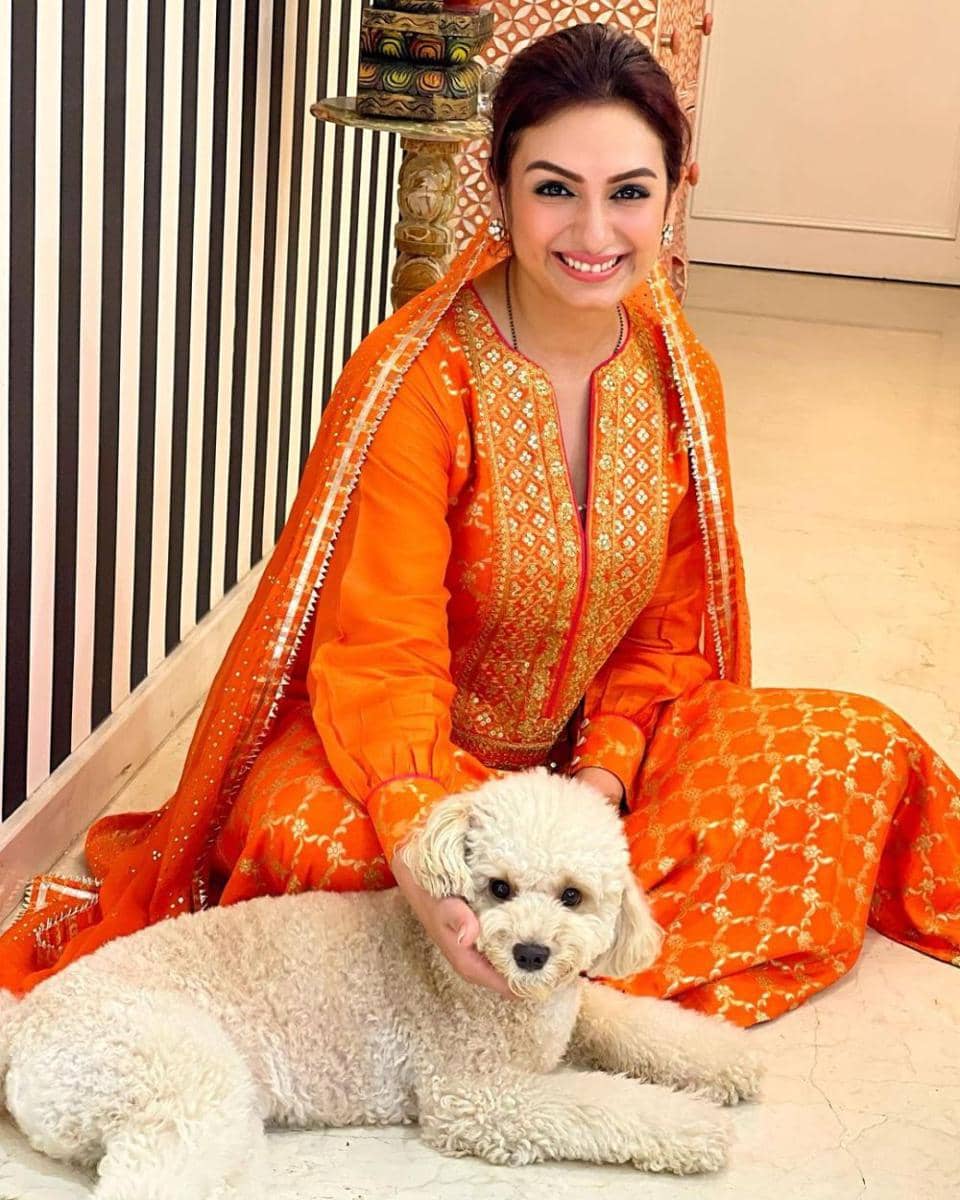 Akriti Kakar dan anjingnya (instagram.com/akritikakar)