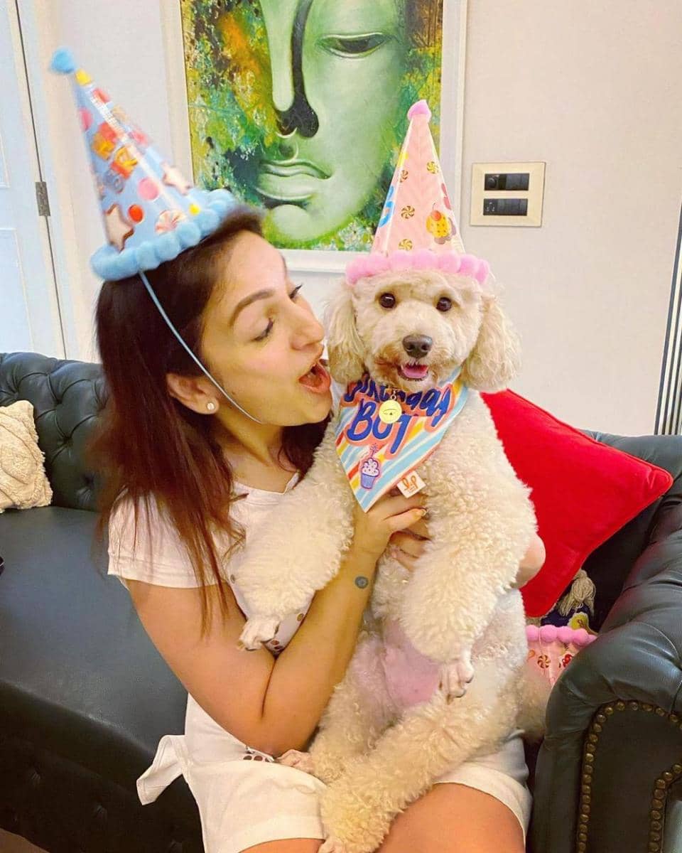 Akriti Kakar dan anjingnya (instagram.com/akritikakar)