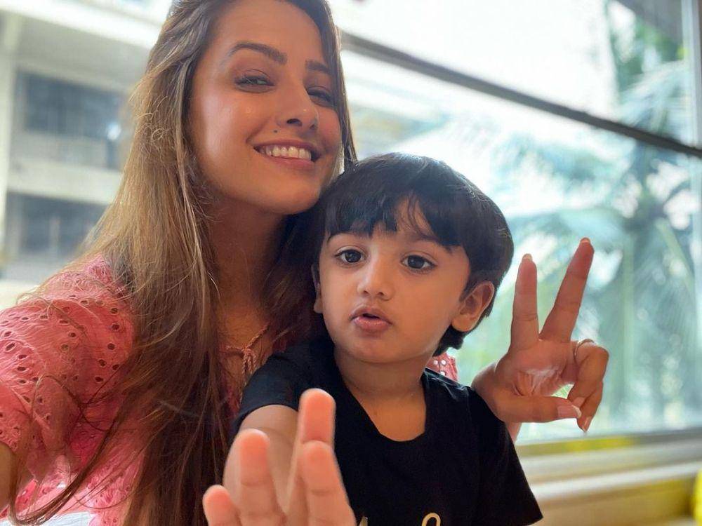 Anita Hassanandani dan putranya (instagram.com/anitahassanandani)