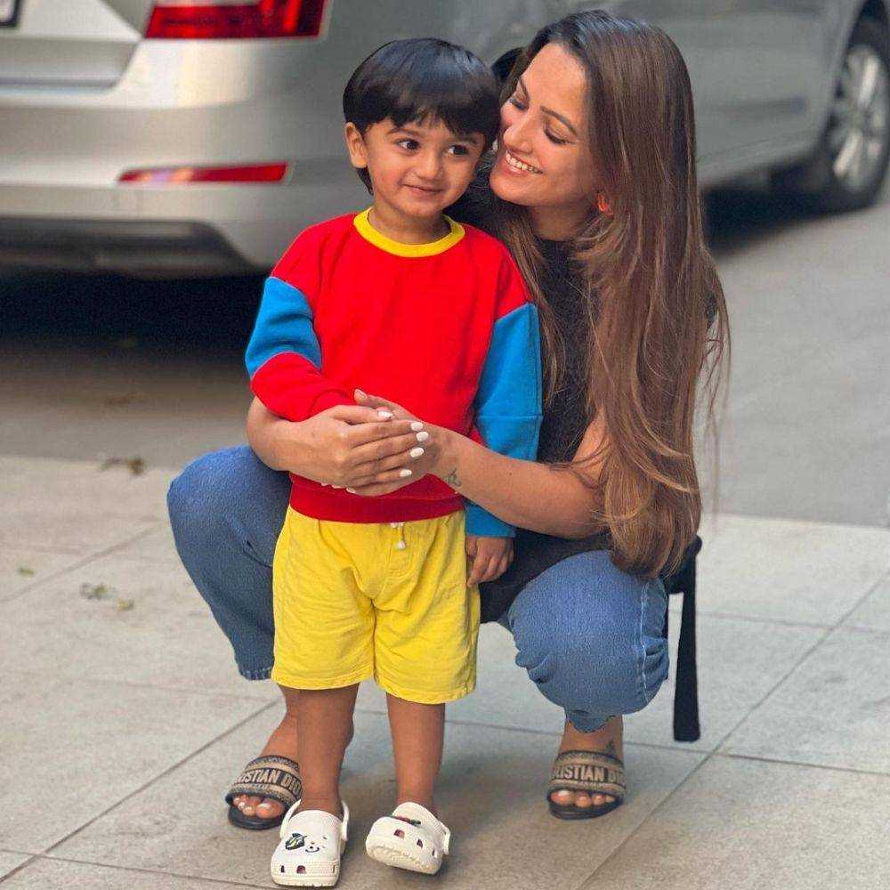 Anita Hassanandani dan putranya (instagram.com/anitahassanandani)