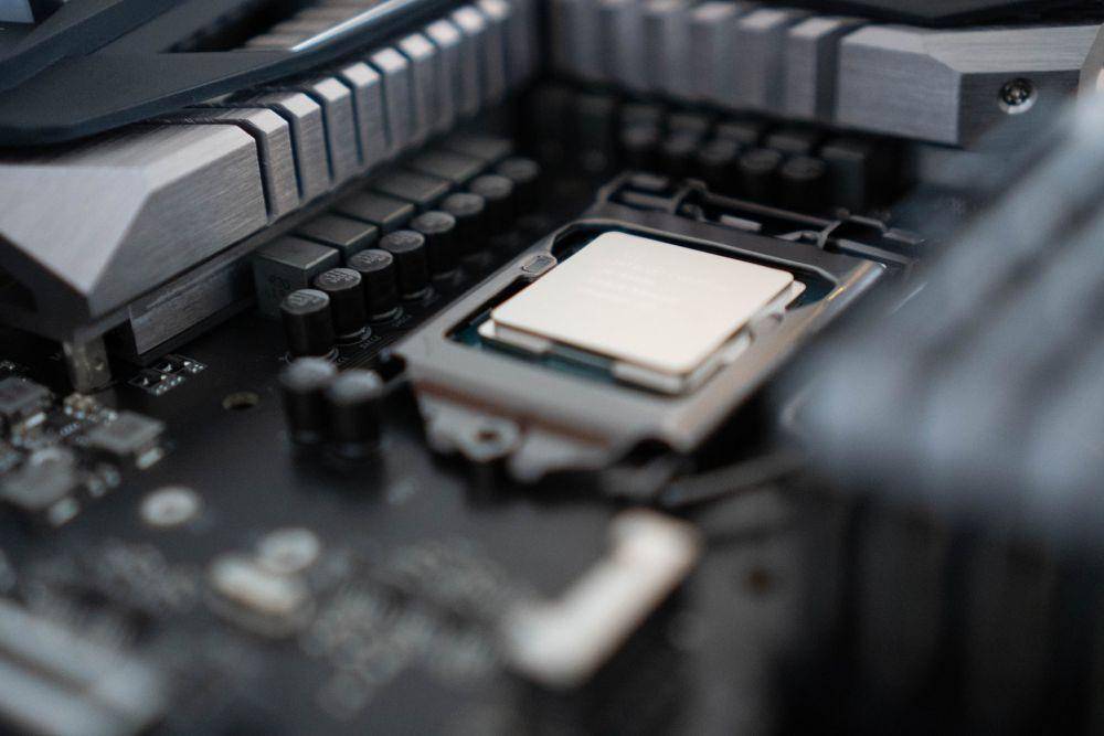 ilustrasi chipset di komputer (unsplash.com/Luan Gjokaj)