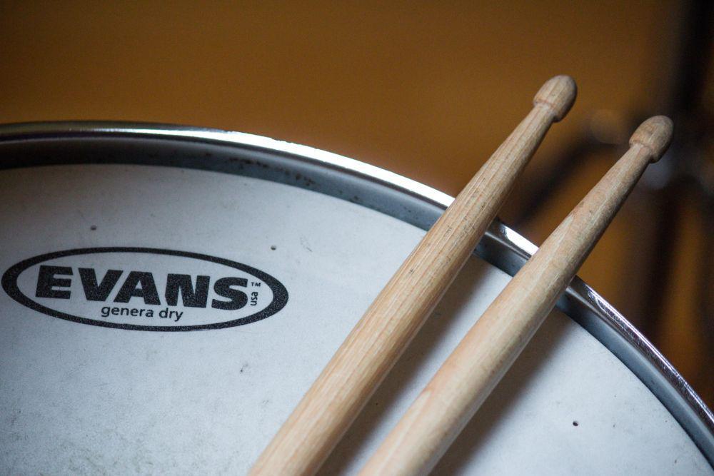 5 Rekomendasi Stick Drum Terbaik, Cocok untuk Semua Genre Musik!