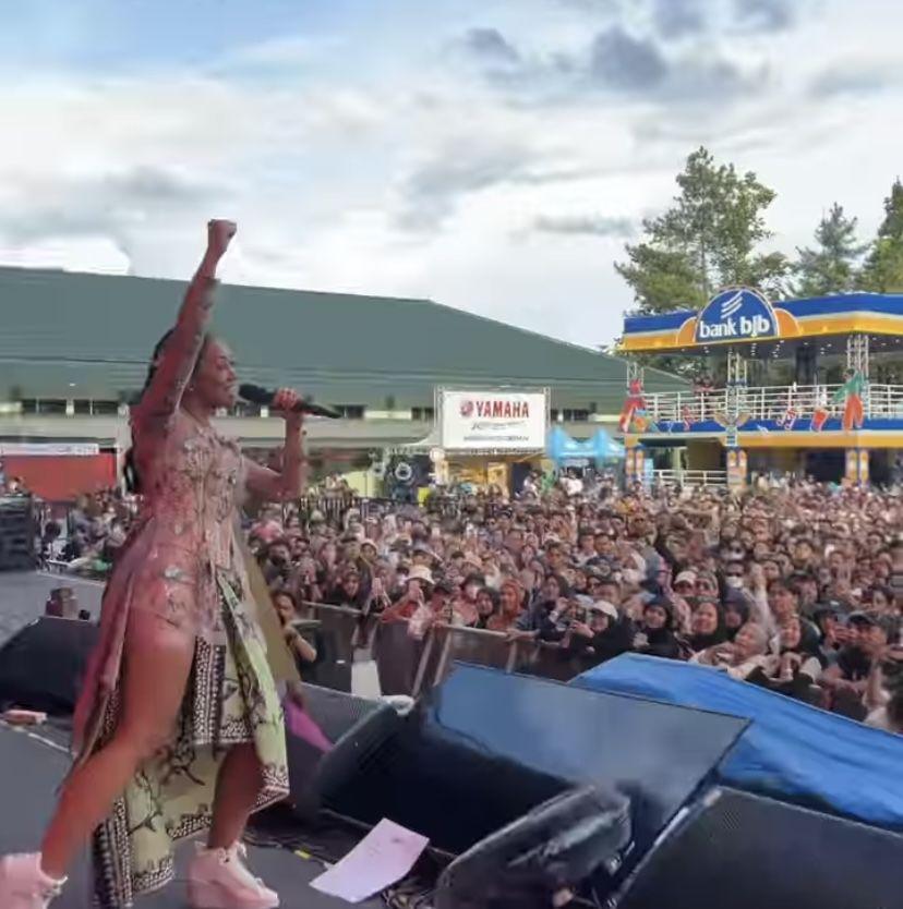 potret Yura Yunita saat tampil Manggung di Bandung (instagram.com/yurayunita)