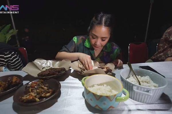 Nagita datangkan warung kaki lima (YouTube.com/Rans Entertainment)
