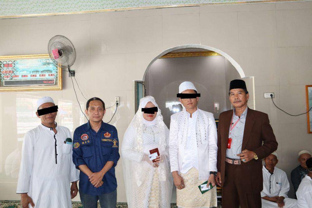 (Pasangan pengantin yang merupakan warga binaan Lapas Sekayu usai menggelar akad nikah) IDN Times/Istimewa