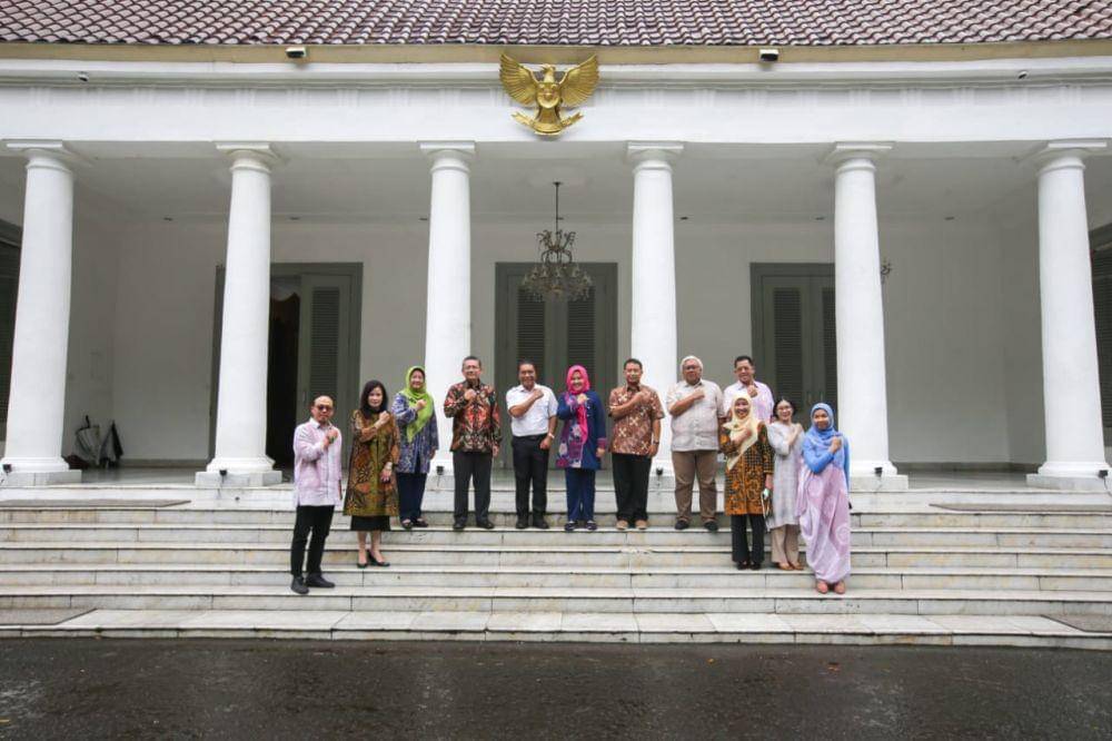 Penjabat (Pj) Gubernur Banten Al Muktabar saat bersama Dekan Fakultas Kesehatan Universitas Indonesia, Prof Ari Fahrial Syam, di Gedung Negara Provinsi Banten, Kota Serang, Kamis (2/3/2023). (Dok. Pemprov Banten)