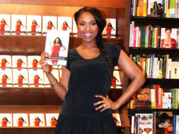 Jennifer Hudson memegang bukunya yang berjudul Jennifer Hudson: I Got This: How I Changed My Ways and Lost What Weighed Me Down di Barnes and Noble Books di Skokie (Chicago) pada 17 Januari 2012. (commons.wikimedia.org/Adam Bielawski)