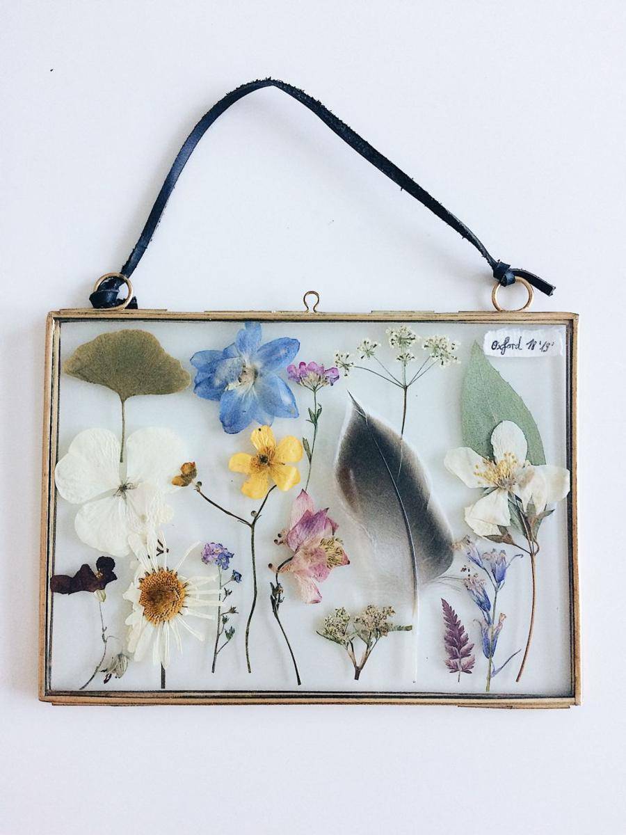 Ilustrasi pajangan pressed flower (pexels.com/Merve Bayar)