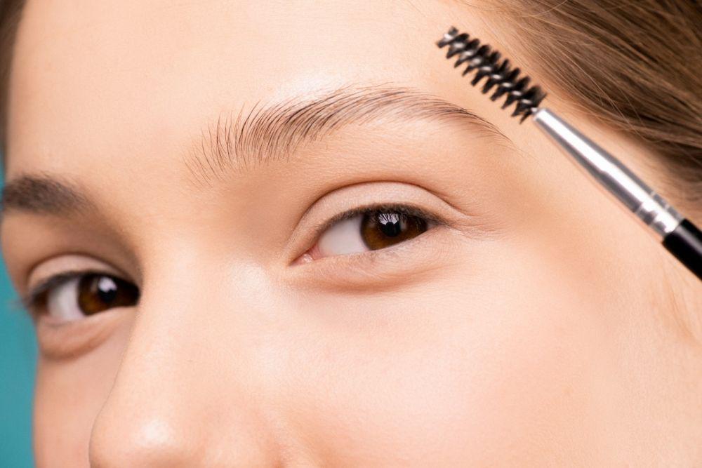 ilustrasi penggunaan mascara cokelat (pexels.com/Shiny Diamond)