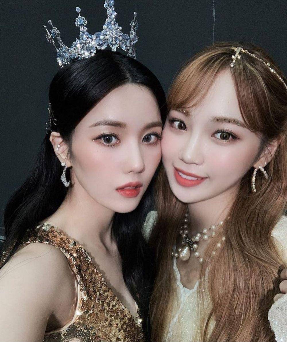 Eunbi dan Chaewon eks IZ*ONE (instagram.com/official_izone)
