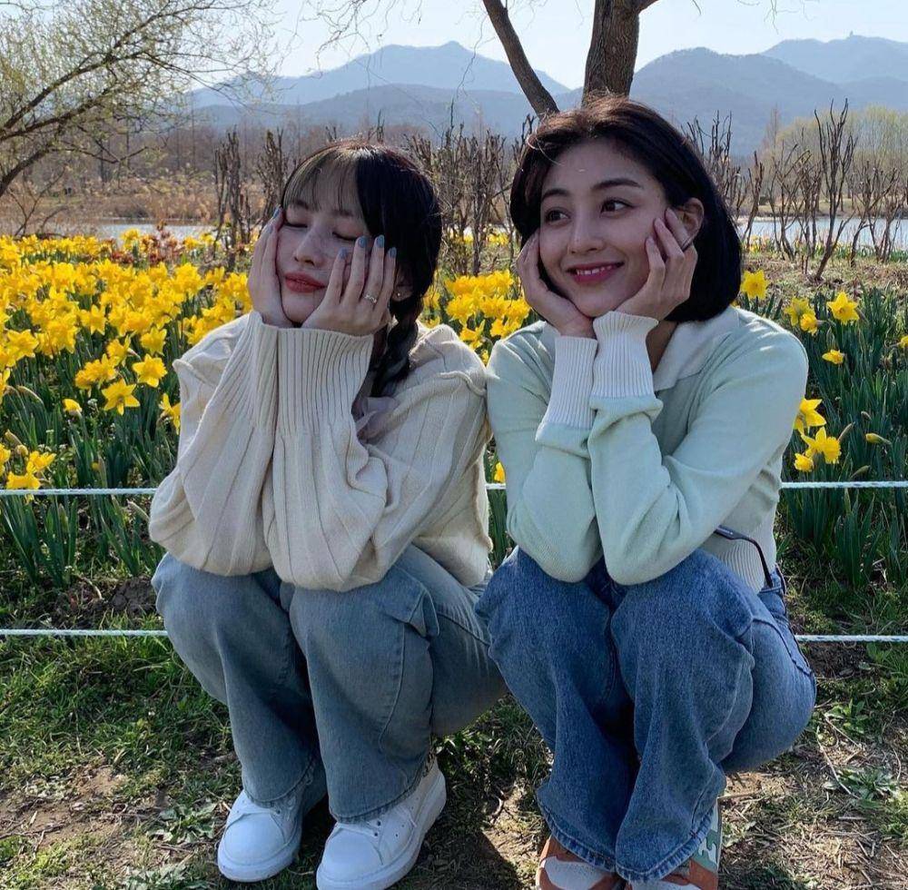 Momo dan Jihyo TWICE (instagram.com/momo)