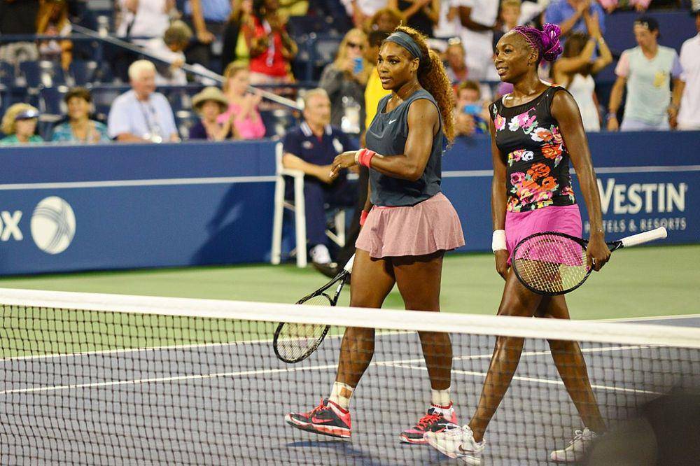Serena dan Venus Williams di US Open 2013 (commons.wikimedia.org/Edwin Martinez)