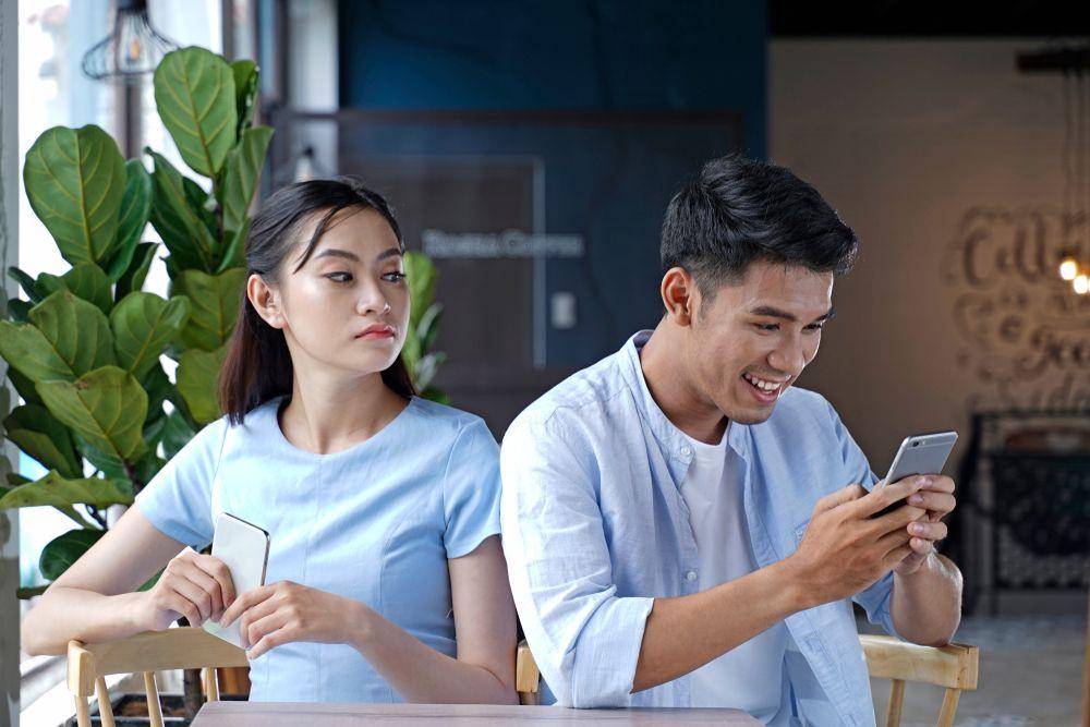 Ilustrasi pacar yang tak mau berbagi kuota internet (Shutterstock/Asian People Stock Photo)