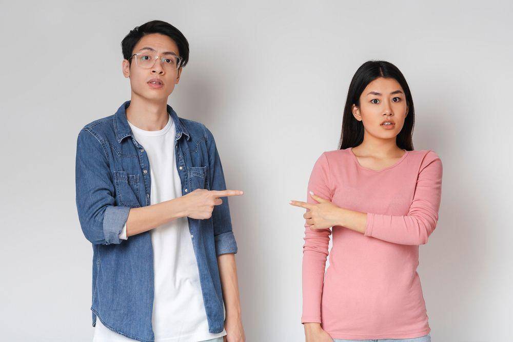 Ilustrasi pacar yang ingin selalu diprioritaskan (Shutterstock/Prostock-studio)