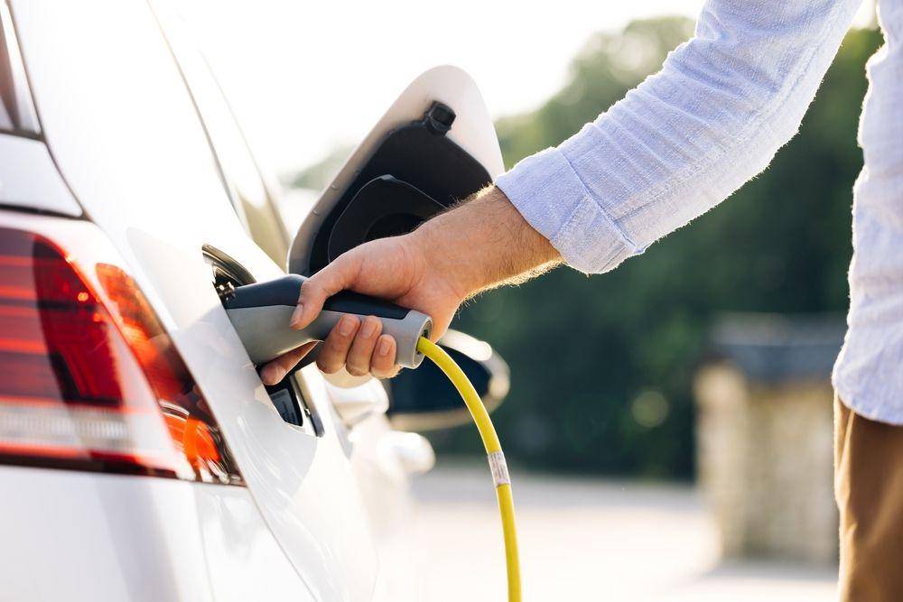 Ilustrasi Gen Z menggunakan mobil listrik untuk mendukung energi terbarukan (Shutterstock/mpohodzhay)