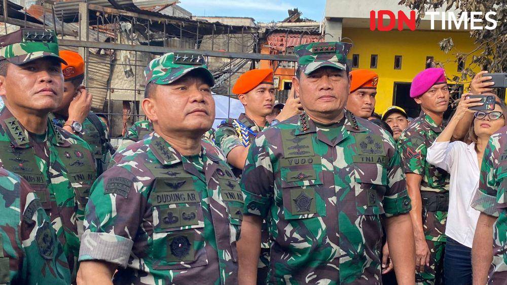 Panglima TNI Laksamana Yudo Margono dan KSAD Jenderal TNI Dudung Abdurrachman meninjau lokasi kebakaran Depo Pertamina pada Senin (6/3/2023). (IDN Times/Amir Faisol)