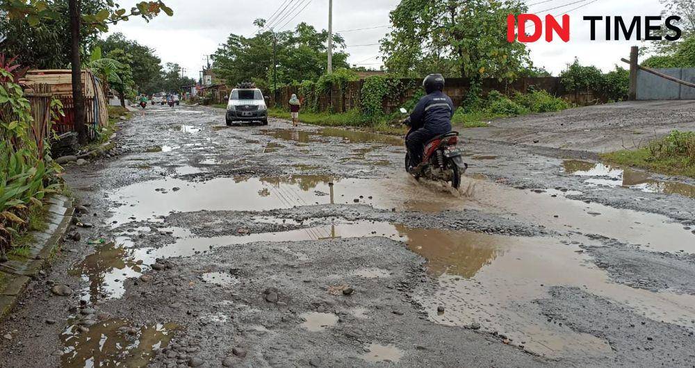 Kondisi jalan poros Pattalasang, Kabupaten Gowa. (Dahrul Amri/IDN Times Sulsel)