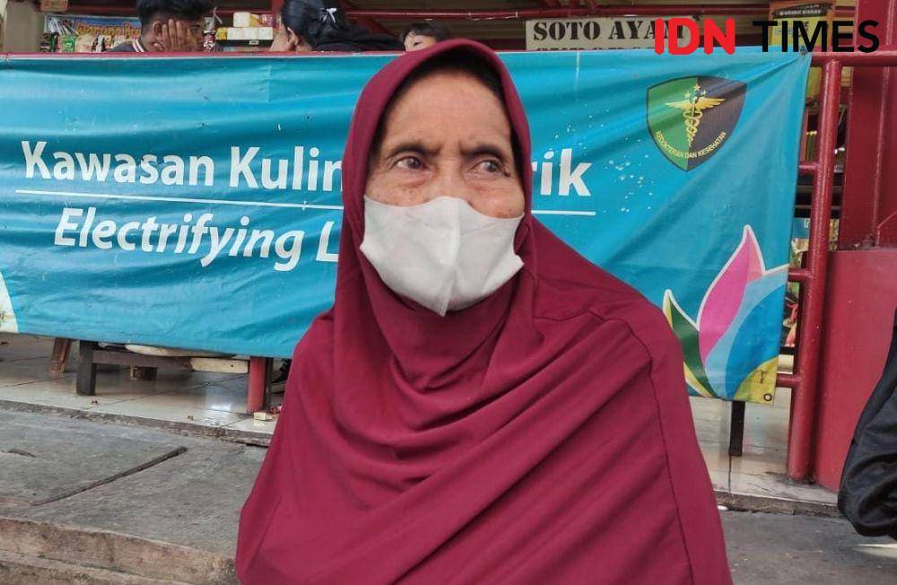 Samuah (54) adalah salah satu korban kebakaran Depo Pertamina, Plumpang, Koja, Jakarta Utara menunggu identifikasi putranya, Hadi (30) di RS Polri, Kramat Jati Senin (6/3/2023) (IDN Times/Lia Hutasoit)
