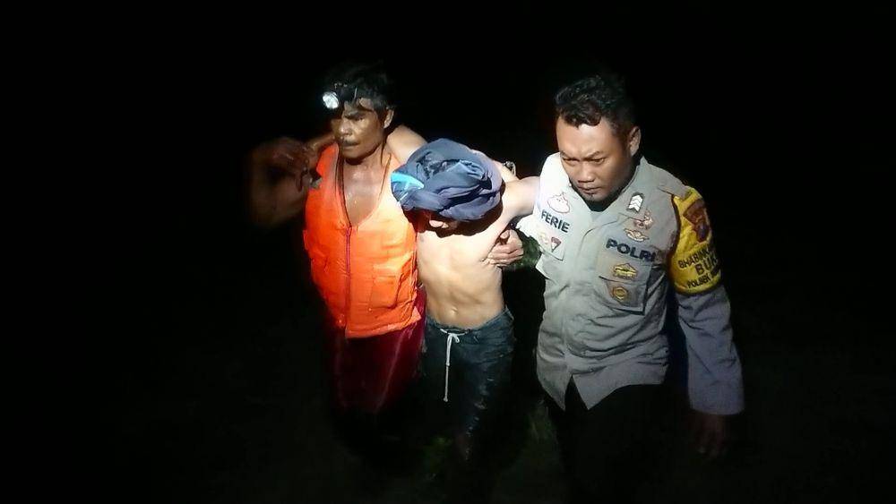 Polisi bantu evakuasi pencari ikan yang terjebak di tengah sungai. IDN TImes/ Bramanta Pamungkas