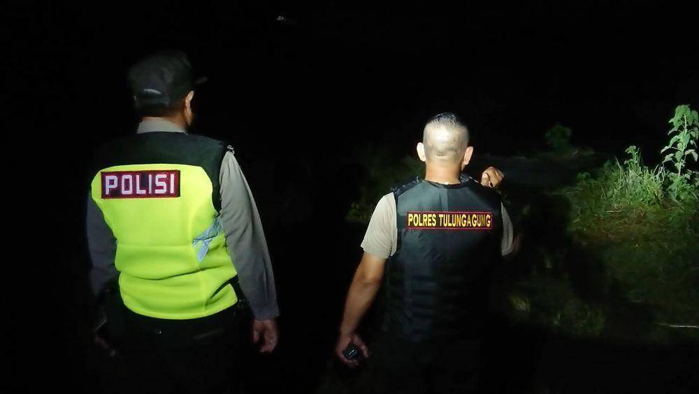 Polisi memantau situasi di tepi sungai. IDN Times/ Bramanta Pamungkas