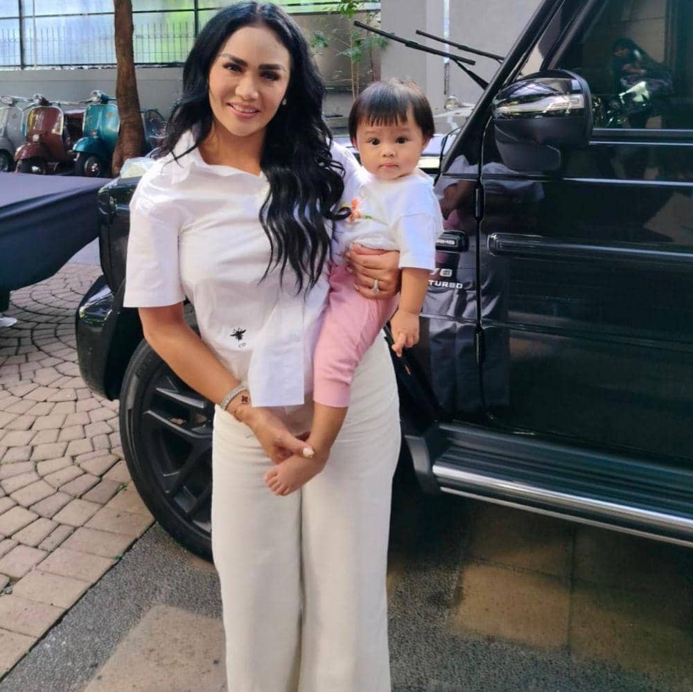 Krisdayanti saat momong Ameena (instagram.com/krisdayantilemos)