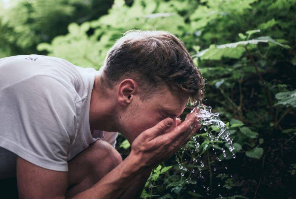 ilustrasi pria yang membersihkan wajahnya (unsplash.com/Tadeusz Lakota)