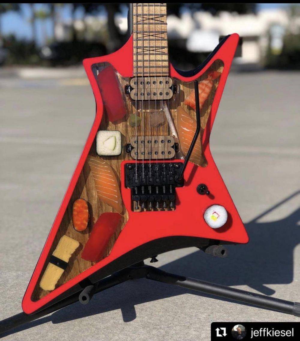 potret gitar listrik desain unik (reddit.com/user/ughadirand)